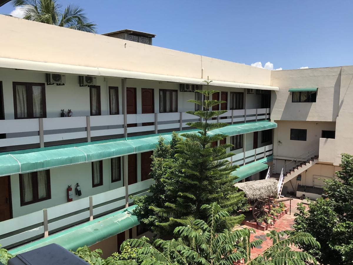 Gnaanams Hotel And Restaurant Jaffna Esterno foto